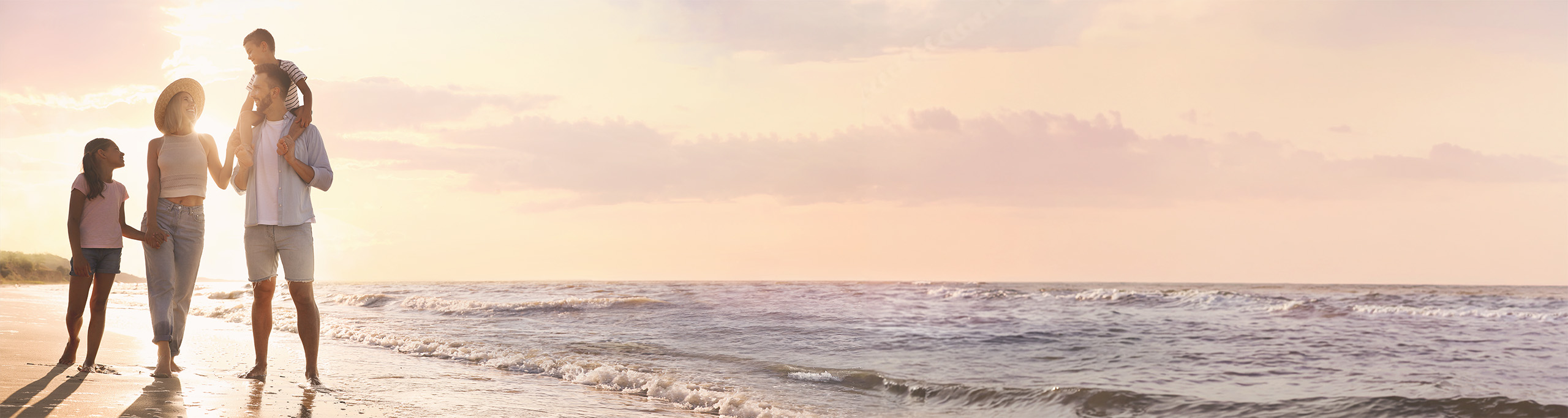 Glückliche Familie an Strand: Harmonie & Einheit über Mediation bei Hochsensibilität bzw. hochsensiblem Kind oder Partner.