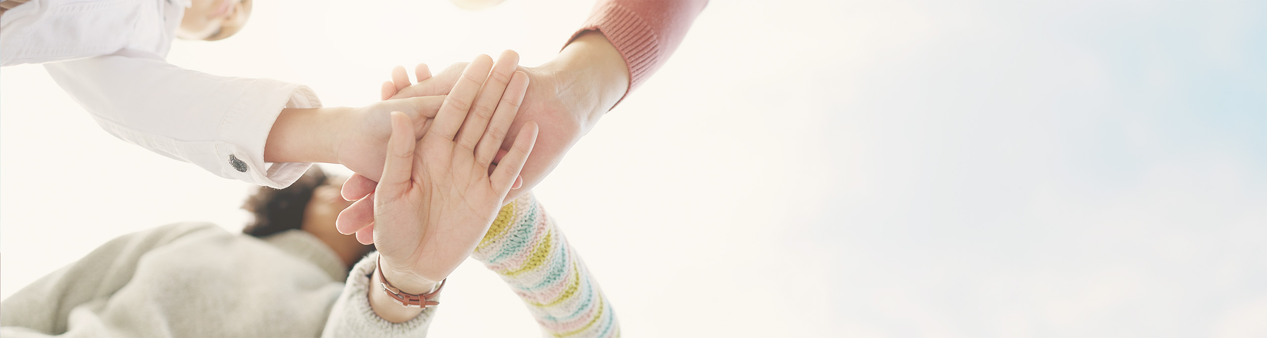 Viele Hände greifen ineinander: Gemeinsam, gemeinnützig, für alle: Unterstütze unsere Arbeit mit deiner Spende oder Empfehlung.