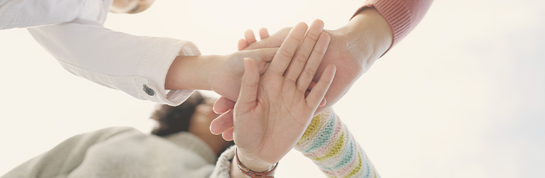 Viele Hände greifen ineinander: Gemeinsam, gemeinnützig, für alle: Unterstütze unsere Arbeit mit deiner Spende oder Empfehlung.