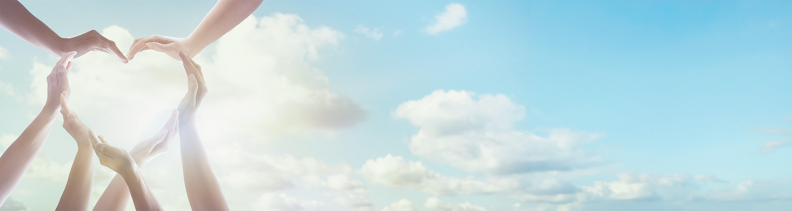 Hände formen ein Herz vor blauem Himmel: Vermittlung von Experten und Hilfsdiensten wie Alltagsbegleitung im Rems-Murr-Kreis.