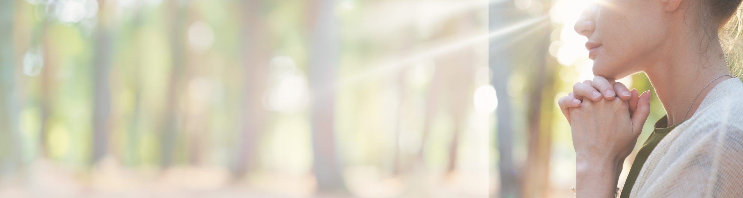 Frau betet vor strahlendem Himmel: Licht und Hoffnung werden kommen. Wege zurück zum Schöpfer: christliche Seelsorge & Gebet.